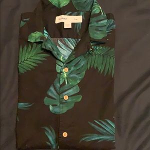 Old navy short sleeve shirt in palm print